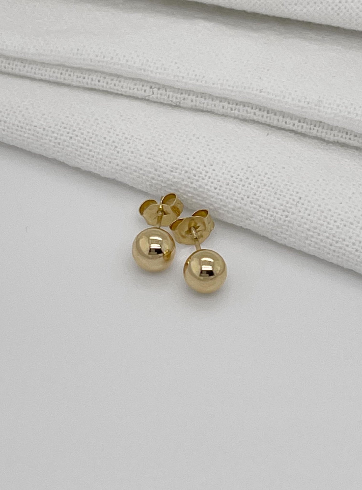 Ali 14ct Gold Ball Stud Earrings in 6mm