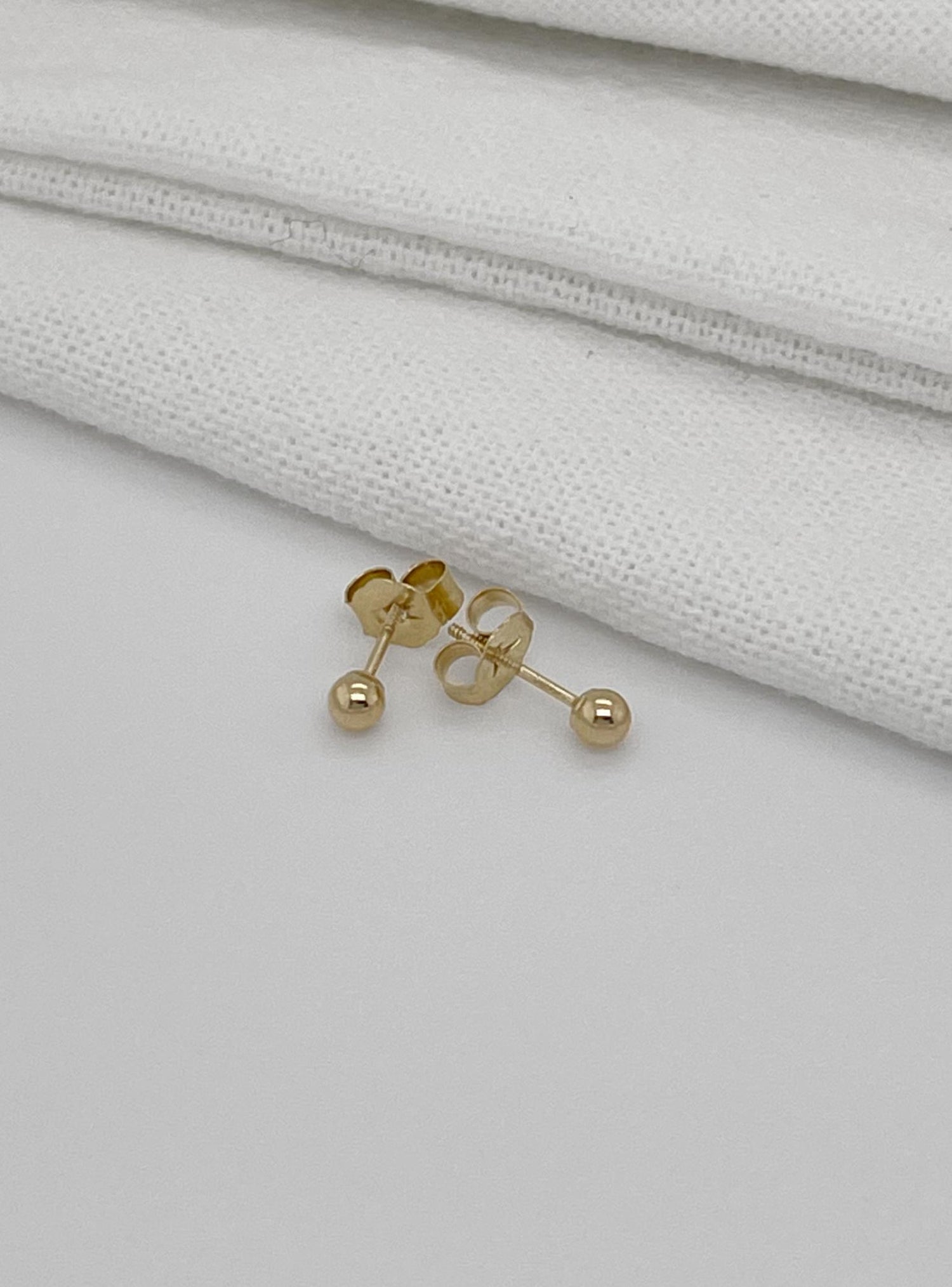 Ali 14ct Gold Ball Stud Earrings in 3mm