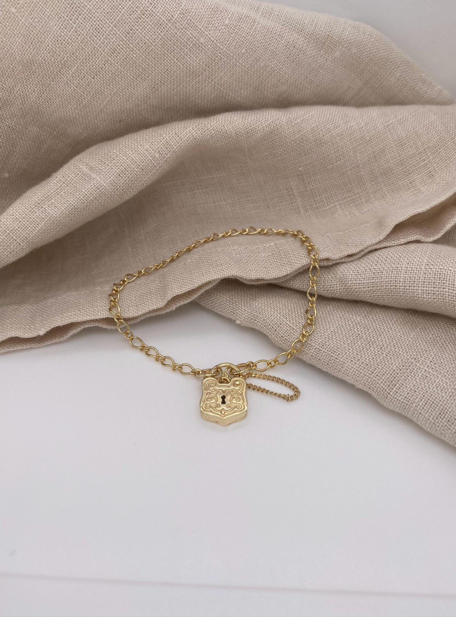 Figaro Curb Shield Padlock Bracelet in Gold