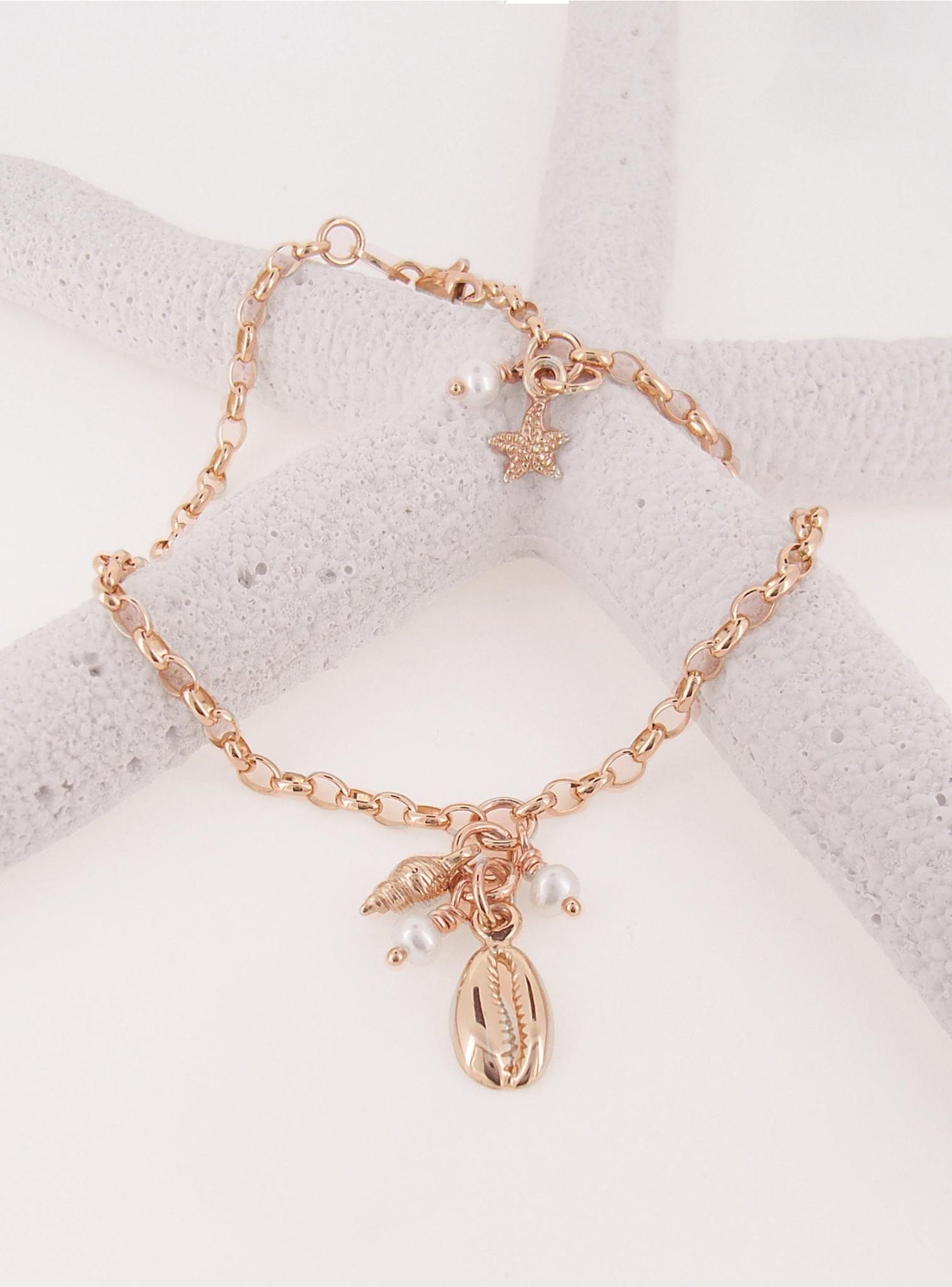 Nalu Seashell Pearl Charm Belcher Bracelet in 9ct Rose Gold