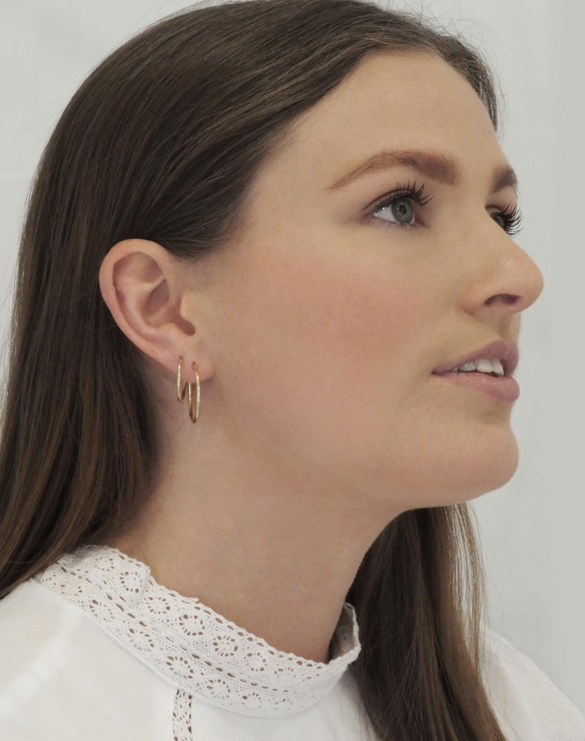 Dakota 20mm Simple Oval Hoop Earrings in Gold